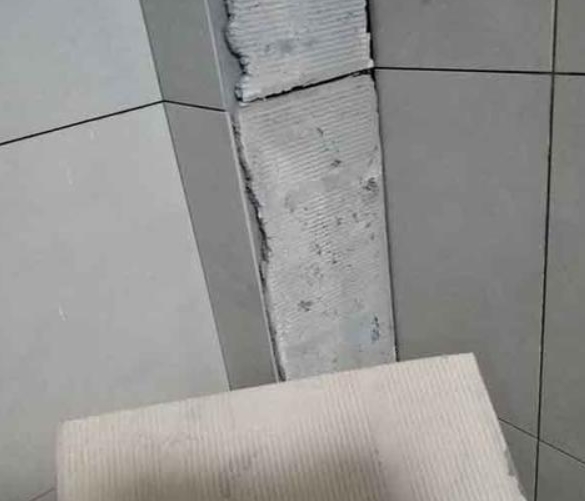郑州瓷砖空鼓维修公司分享下厨房瓷砖脱落的补救措施。